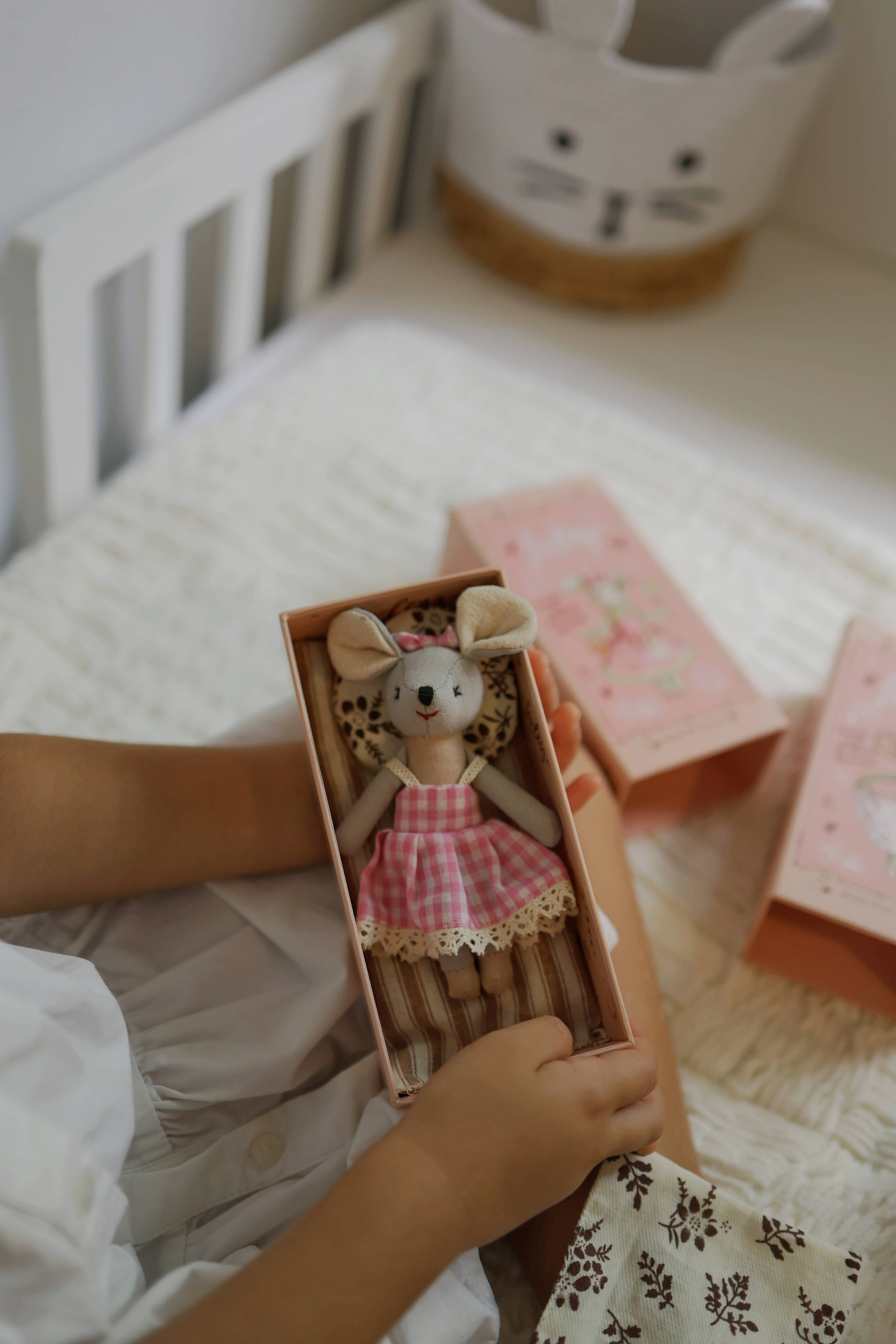 Levlovs Mouse Lulu in a Box with Bedding 